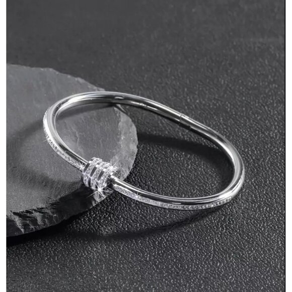 Silver Plated Bangle Open Cuff Bracelet With Textured Design of Shiny Stones NEW - Picture 1 of 3
